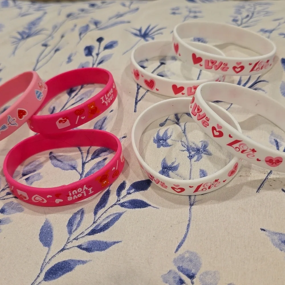 ❤️10/$13 New 9 piece kids rubber bracelets Valentines Day Random